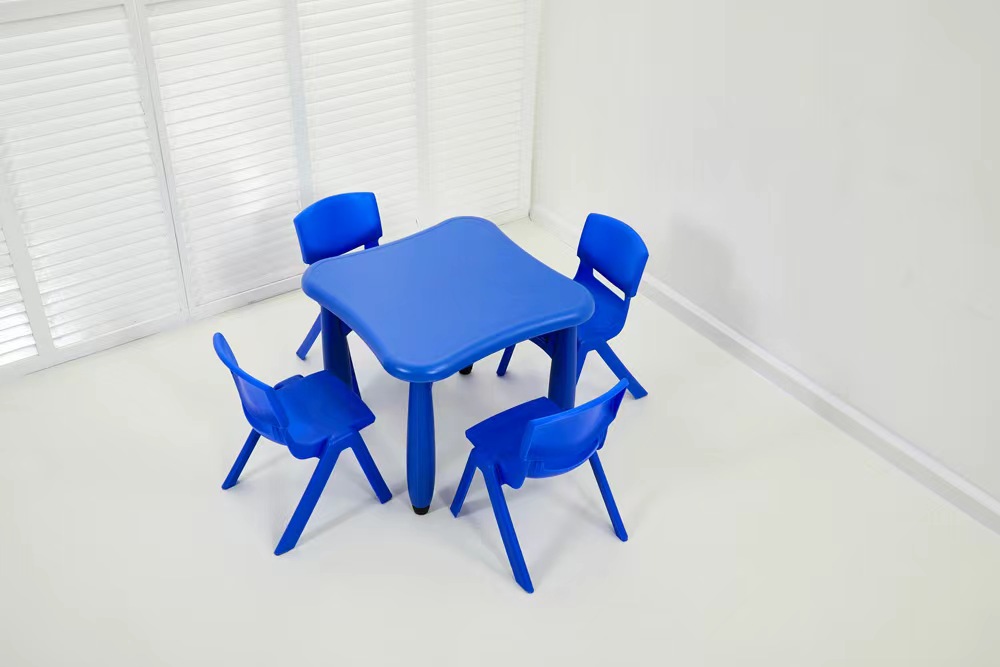 Kids desk and chair (3)